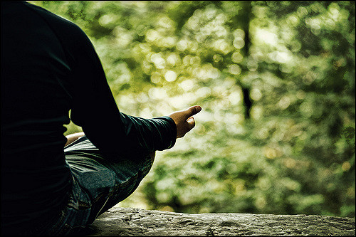 Un homme en train de méditer en position du lotus.