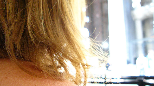 Des cheveux traversés par la lumière du soleil.